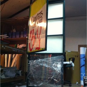 Porta Carteles doble con ruedasII